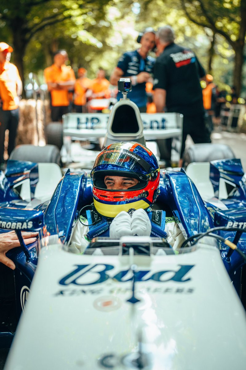 20 años después <a href="/jpmontoya/">Juan Pablo Montoya</a> se sube al FW26 que pilotó en su última temporada con el equipo para hacer el ascenso de Goodwood. Williams + JPM, los años maravillosos. #F1