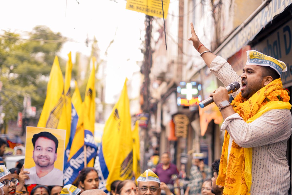 SMC CC 2 (@smc_cc) on Twitter photo आज पर्यावरण जागरूकता अभियान के तहत पदयात्रा में शामिल हुए। Laxmi nagar विधान सभा में भाई <a href="/vaibhav4aap/">Vaibhav Srivastava</a> के नेतृत्व में आयोजित इस विशाल पदयात्रा में स्थानीय जनता को पौधे वितरित किये गए।
पर्यावरण रक्षा का लो संकल्प, पृथ्वी को बचाने का यहीं है विकल्प।
<a href="/AamAadmiParty/">AAP</a>
<a href="/ArvindKejriwal/">Arvind Kejriwal</a> आज पर्यावरण जागरूकता अभियान के तहत पदयात्रा में शामिल हुए। Laxmi nagar विधान सभा में भाई <a href="/vaibhav4aap/">Vaibhav Srivastava</a> के नेतृत्व में आयोजित इस विशाल पदयात्रा में स्थानीय जनता को पौधे वितरित किये गए।
पर्यावरण रक्षा का लो संकल्प, पृथ्वी को बचाने का यहीं है विकल्प।
<a href="/AamAadmiParty/">AAP</a>
<a href="/ArvindKejriwal/">Arvind Kejriwal</a>