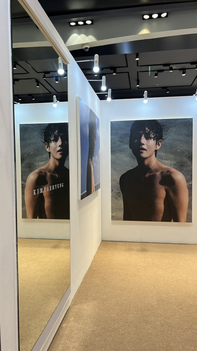PLaKob's tweet photo. นิทรรศการภาพถ่ายของแทแท Vibe ดีมาก
ต่อแถวคิวยาว เพื่อมาดูผลงานแท ยิ้มแก้มปริ
อาร์มี่มากันเยอะๆน้า  งานจัด 12-19 July 💜

“TYPE1”  V  
#EMQUATIER
 #TYPE_1 #뷔 #태형 @BTS_twt  #Type_1_Bangkok #ARTSPACE_TYPE1_INBANGKOK https://t.co/kDk9sy0Mit
