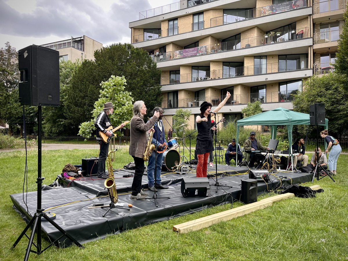 Lovely to bump into <a href="/CityHallLabour/">London Assembly Labour 🌹</a> members <a href="/anne_clarke/">Cllr Anne Clarke AM</a> and <a href="/KrupeshHirani/">Krupesh Hirani AM for Brent and Harrow</a> today at the Kilburn Community Festival, Grange Park. First chance to unwind now that election season is over 🌹
#Kilburn #KilburnCommunityFestival