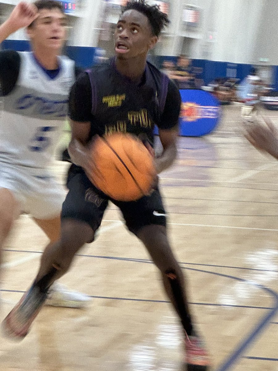 BigShotsGlobal's tweet photo. Great guard matchup as Future Kings 2026 Mikey Williams &amp; OTOD2026 Ronald Clark III go at it. Both guys are lightning quick &amp; are competing at the next level! #BIGSHOTS #MyrtleBeachLive https://t.co/TkeeOLa6uv