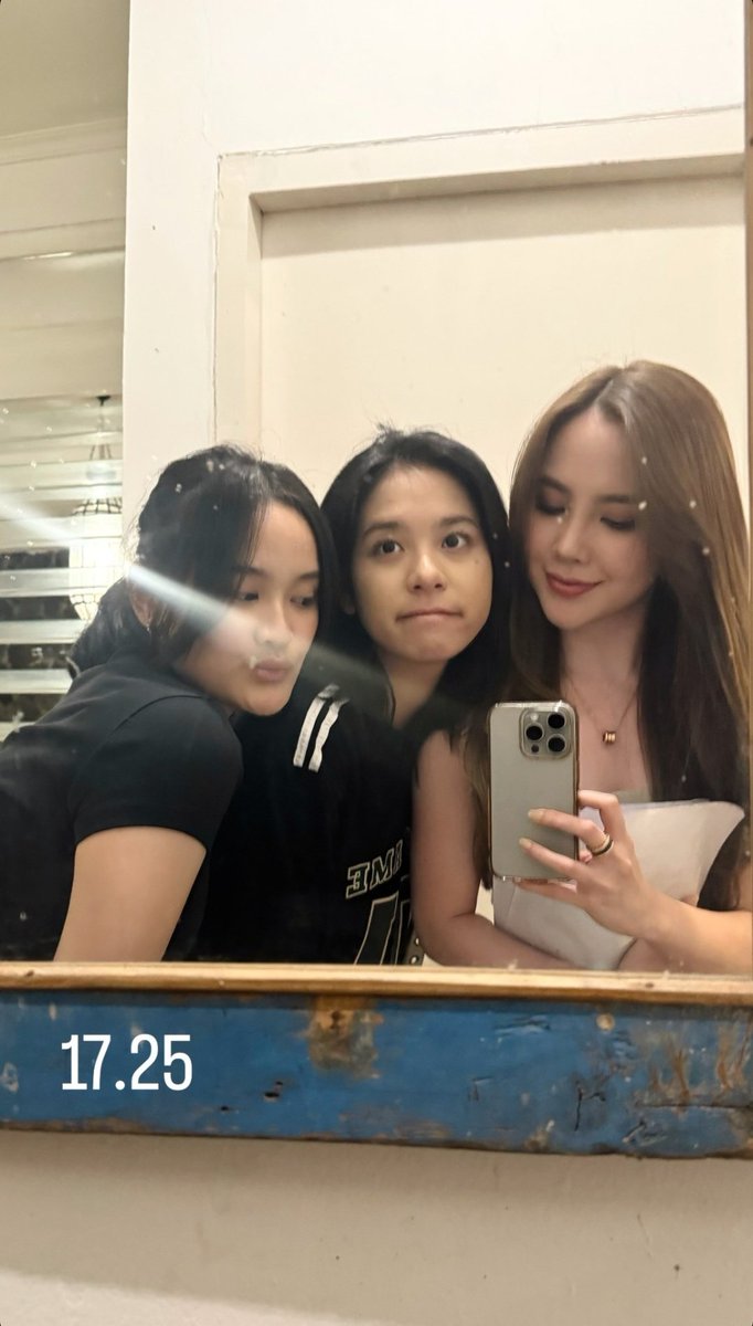 urlov_r's tweet photo. anya, jingga, puri??

#zeeshel https://t.co/nqwSSbsRBc