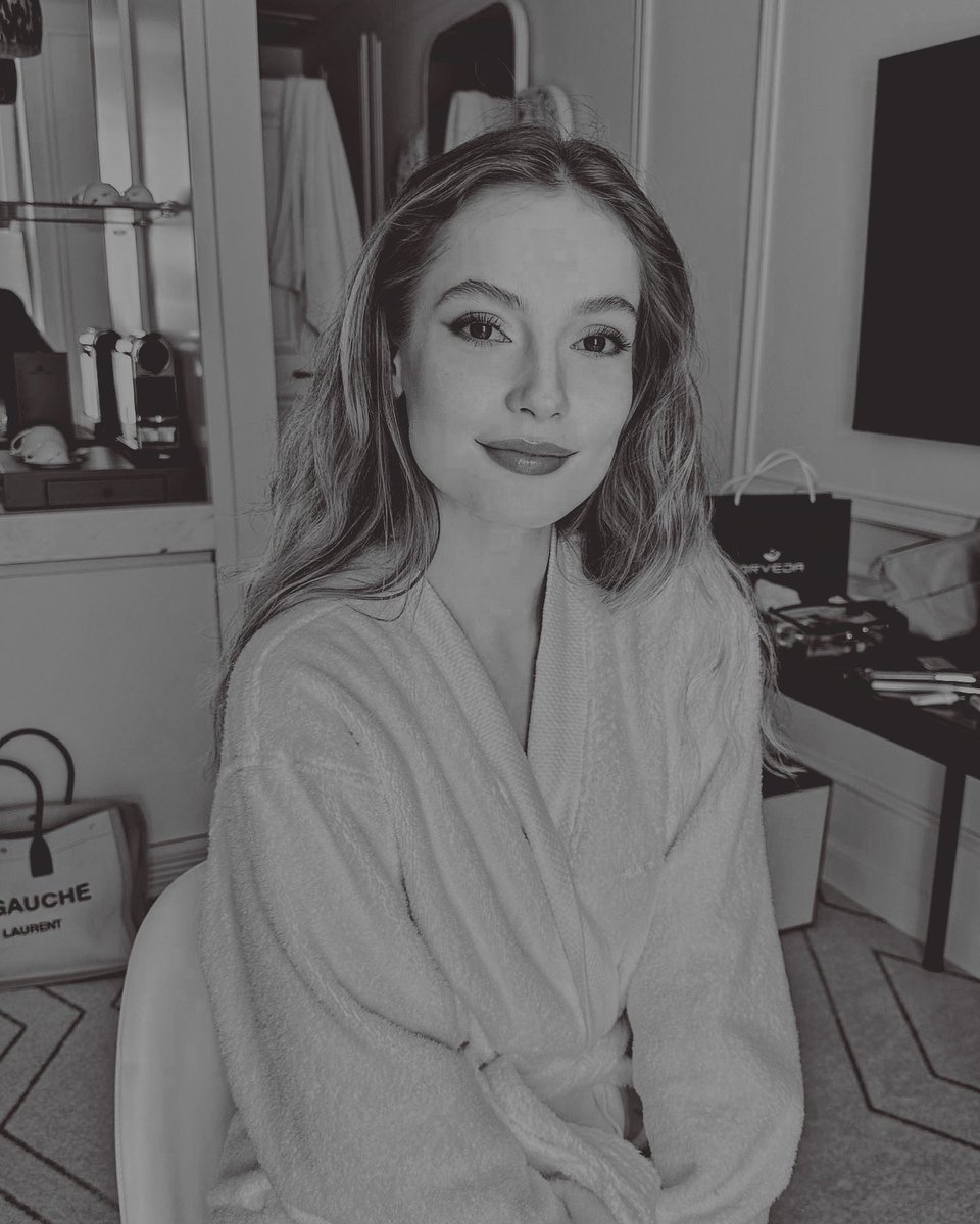 𝐭𝐡𝐞 𝓫𝐥𝐚𝐜𝐤 𝓼𝐰𝐚𝐧 : 𝓵𝐨𝐮𝐢𝐬𝐞 . (@bybiackswan) on Twitter photo 