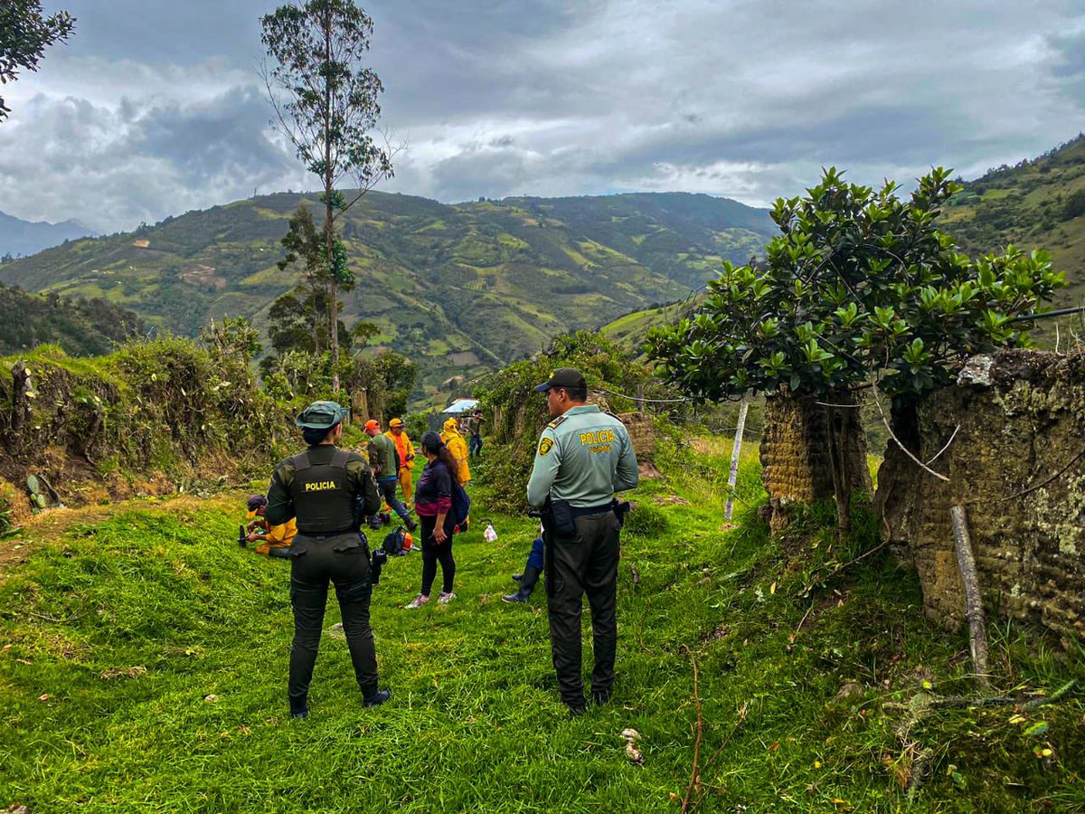 PoliciaNteSder's tweet photo. En un esfuerzo conjunto, @ProteccionPonal #Turismo, autoridades municipales y comunidad llevaron a cabo una jornada de embellecimiento y limpieza del antiguo Camino Real en #Cacota. A fin de revitalizar la emblemática Ruta Libertadora y fortalecer el patrimonio histórico. 🍃 https://t.co/nrx5YtoSK9