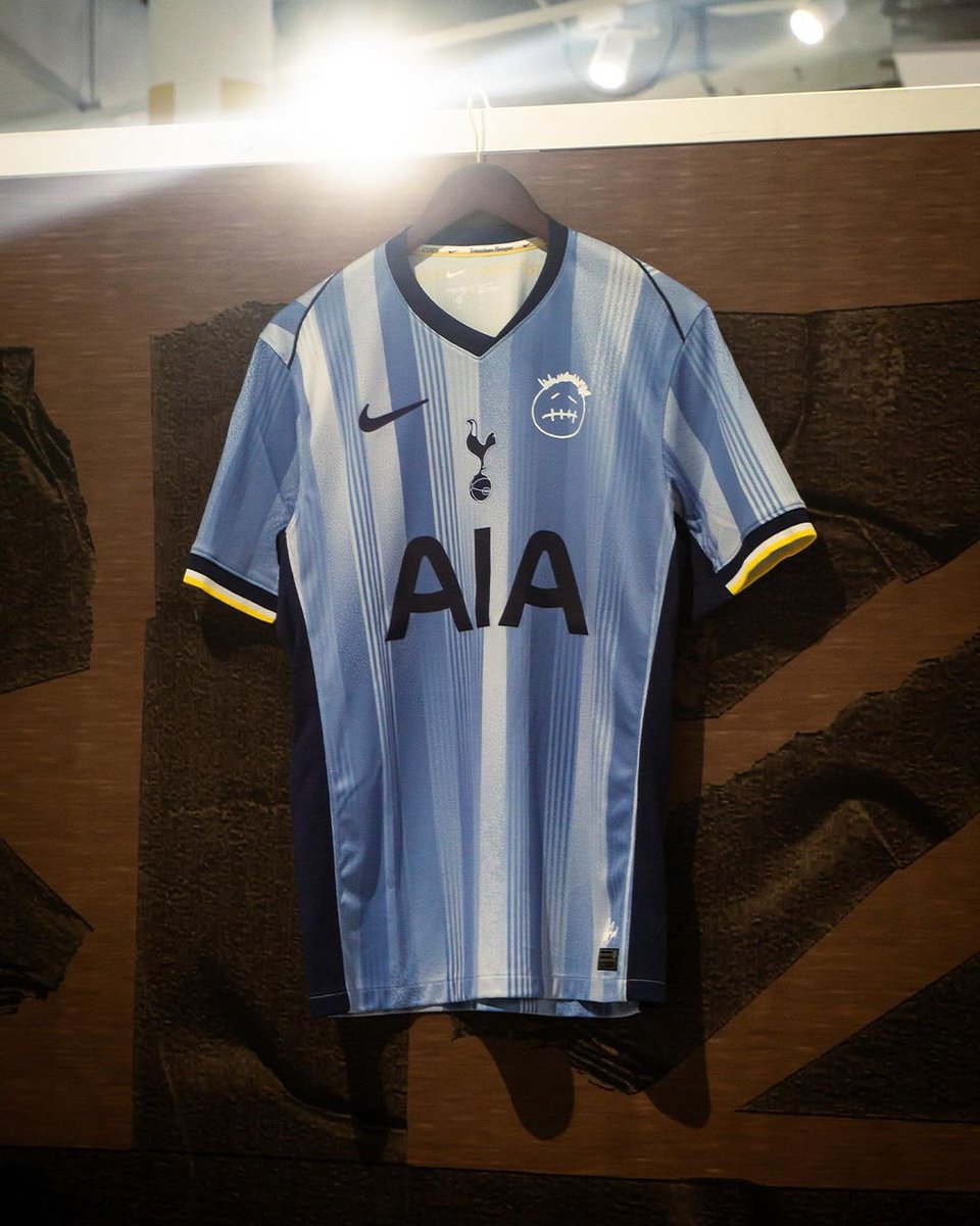 HYPEBEAST's tweet photo. Travis Scott has teamed up with the Tottenham Spurs to kick off a collaborative bespoke Cactus Jack jersey 🌵
Photo: Spurs https://t.co/0BZRtMWPI6