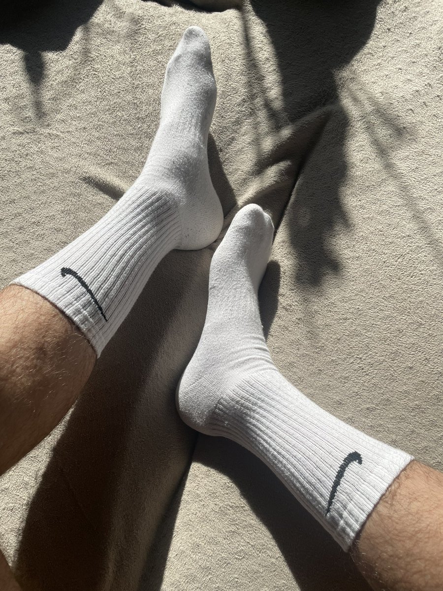 Kubacc69's tweet photo. who likes long white socks? 😈
#gayboy #whitesocks https://t.co/ru8zJ8HtwW
