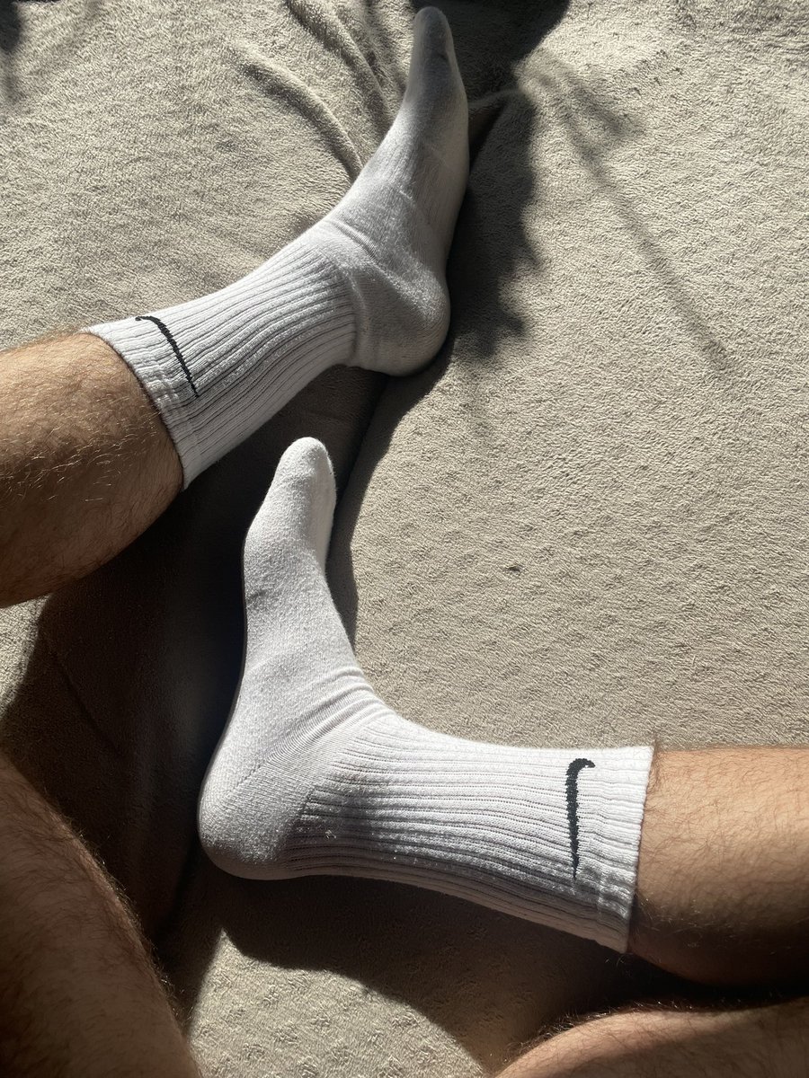 Kubacc69's tweet photo. who likes long white socks? 😈
#gayboy #whitesocks https://t.co/ru8zJ8HtwW