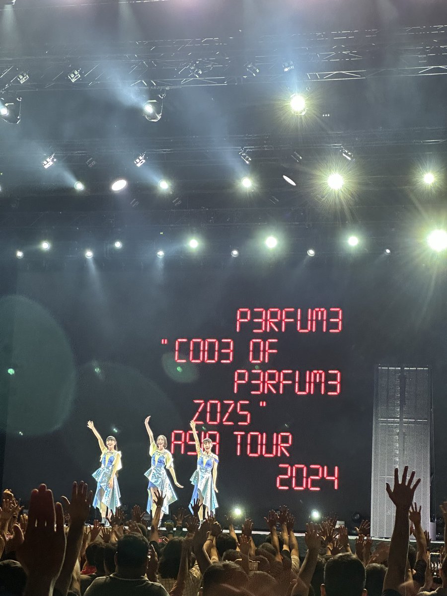 Megane_2B's tweet photo. ความรู้สึกก่อนมาคือ เพลง Perfume ก็คล้ายๆ กันหมด จะสนุกมั้ยนะ แต่พอดูจบ ยกให้เป็นวงวิชวลดีที่สุดที่เคยดูมาเลย แถมคนรอบข้างเอนจอยมาก เลยสนุกตามๆ กัน สาวๆ เอนเตอร์เทน #prfm #COPAsiaTour #perfumebkk2024 https://t.co/uU5BQ87mwC