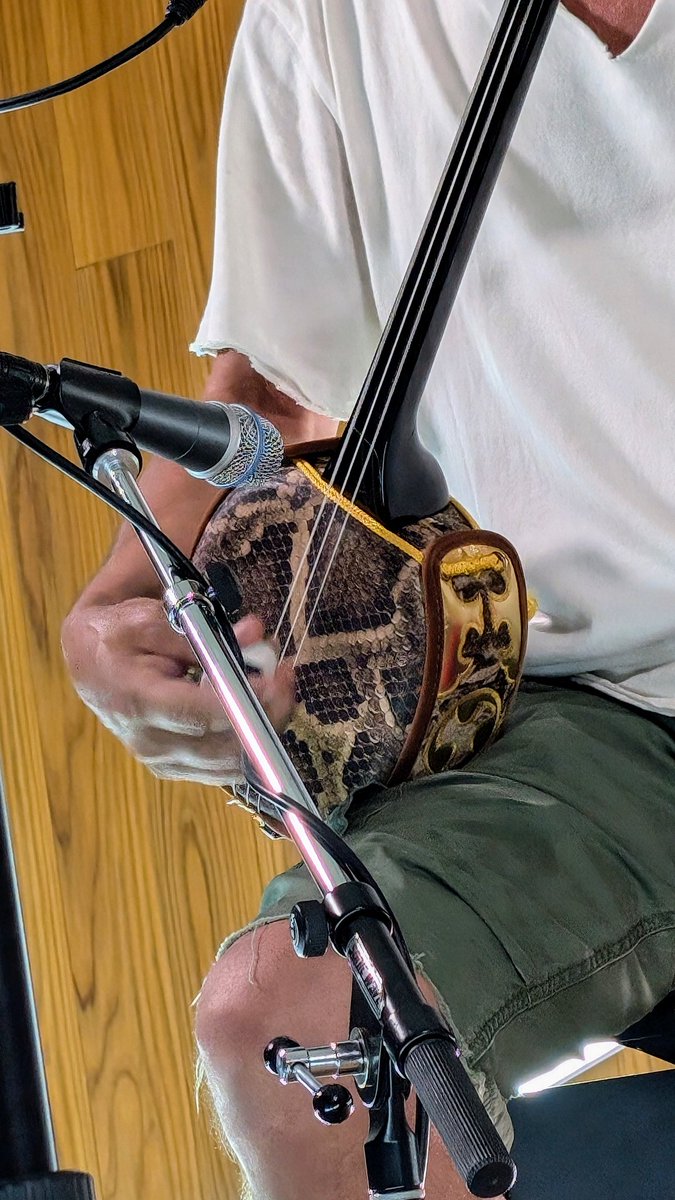 Rabi_Tako's tweet photo. ひっっっさしぶりに聞いた
本場のウチナーグチ!
大好きな三線 !
安里屋ユンタ♫
屈託のないお喋りにも引き込まれた。胡散臭さ?がかっこいい✨w
外だったらラストはカチャーシーだったんだろうか🤣
帰り道…ゆっくりゆったり歩きたくなった
誘ってくれてありがとう🍀
#ShinBow
#ぬちぐすい寿LIVE https://t.co/ER2xEAwYRX