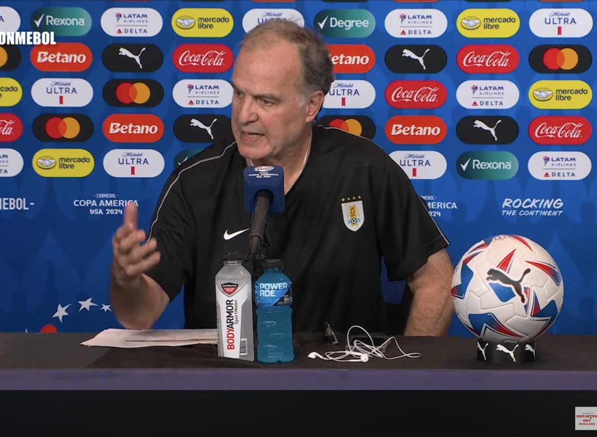 Politisaurio's tweet photo. Ver a Marcelo #Bielsa regañando y/o peleándose con los periodistas es mi equivalente a los que ven videos de gatitos. #PlacerCulpable https://t.co/klOZqPn3vx