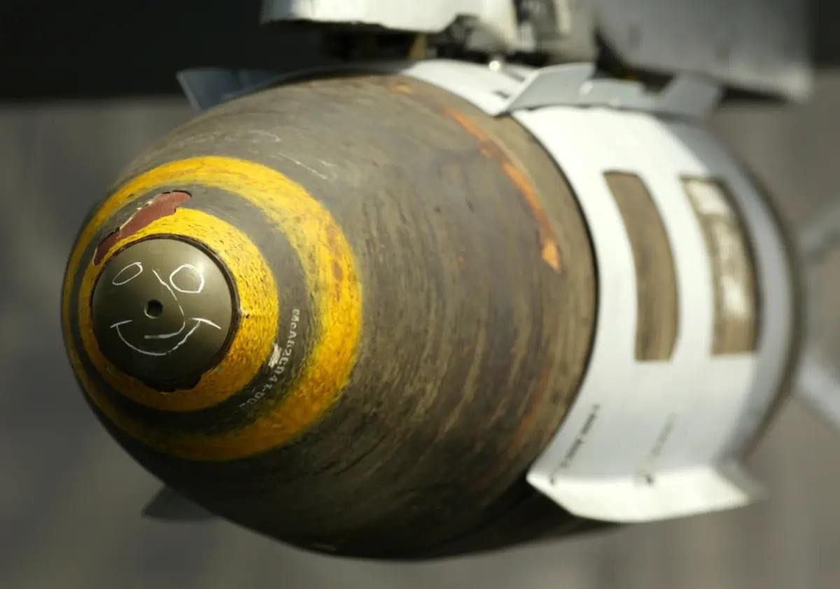 تم إلقاء 8 قنابل من طراز JDAM المتطورة الفتاكة أمريكية الصنع وهي موجهة بالليزر وتعتمد على تكنولوجيا استشعار متقدمة وذكاء اصطناعي على مواصي خان يونس.

ولسه بيحكي لك الإعلام المغرض: أمريكا راعية مشروع السلام في المنطقة.
#مجزرة_مواصي_خانيونس