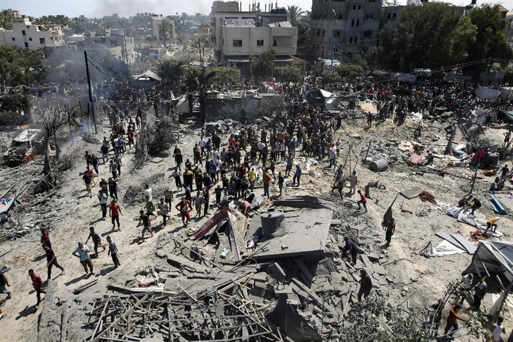 Fa inorridire la strage di civili palestinesi perpetrata oggi dai militari israeliani nella "zona sicura" di #AlMawasi. E fa inorridire che la si giustifichi sostenendo che fosse prioritario stanarvi i capi di #Hamas lì nascosti. Distruggendo #Gaza si autodistrugge anche #Israele