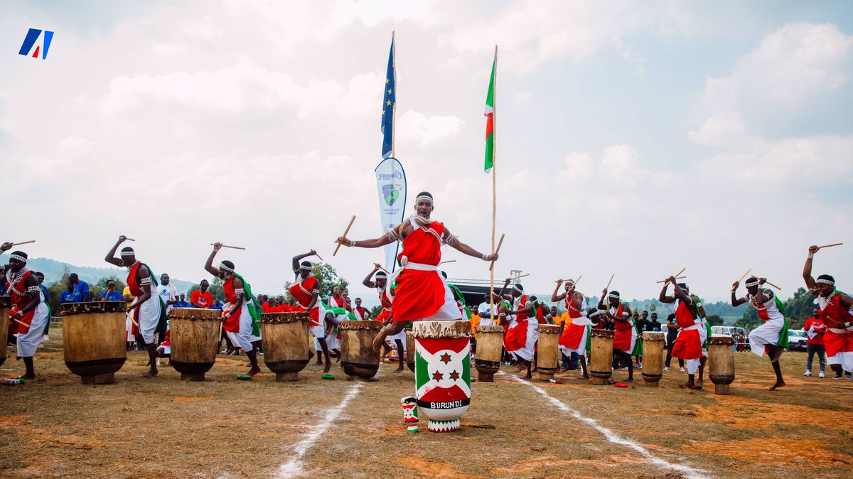 UEauBurundi's tweet photo. 1/Retour en images sur la dernière journée de la #CaravaneBurundiUE qui s'est clôturée à @MairieBuja à #Kanyosha avec un concert. Plus de 3000 personnes étaient présentes pour applaudir @AAmagaba, @gapilvania, @DramaT17 et @satb257 qui nous accompagné durant 5 jours https://t.co/yslSHZF720
