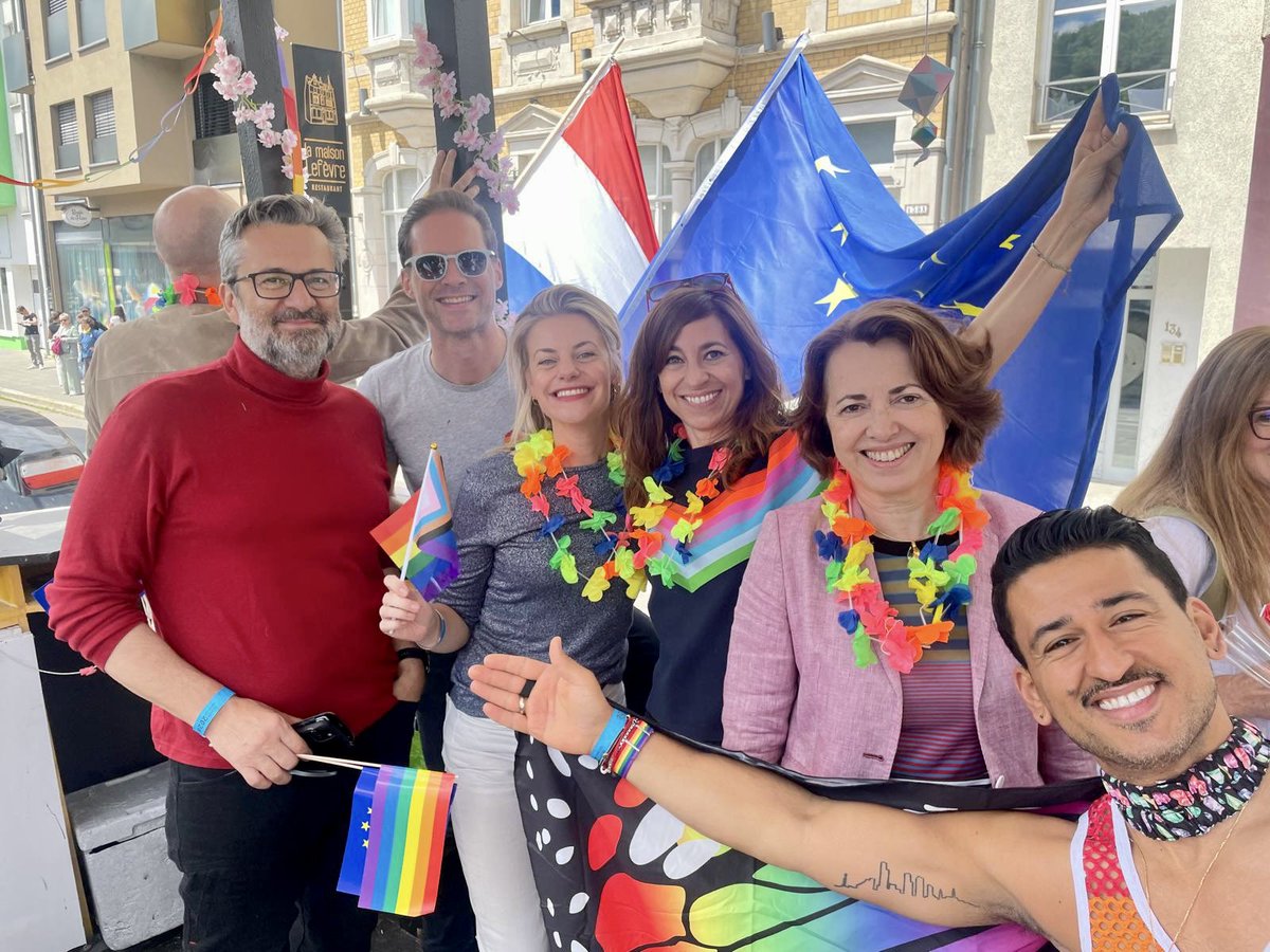 KuileLiz's tweet photo. 🌈🎉🇱🇺Happy vibes at the #equalitymarch - part of the #Luxembourgpride! Seize every opportunity to stress the importance to be able to love who you love, because #loveislove! ❤️🧡💛💚💙💜 #diplomatsforequality https://t.co/k2AgSEZx5Z
