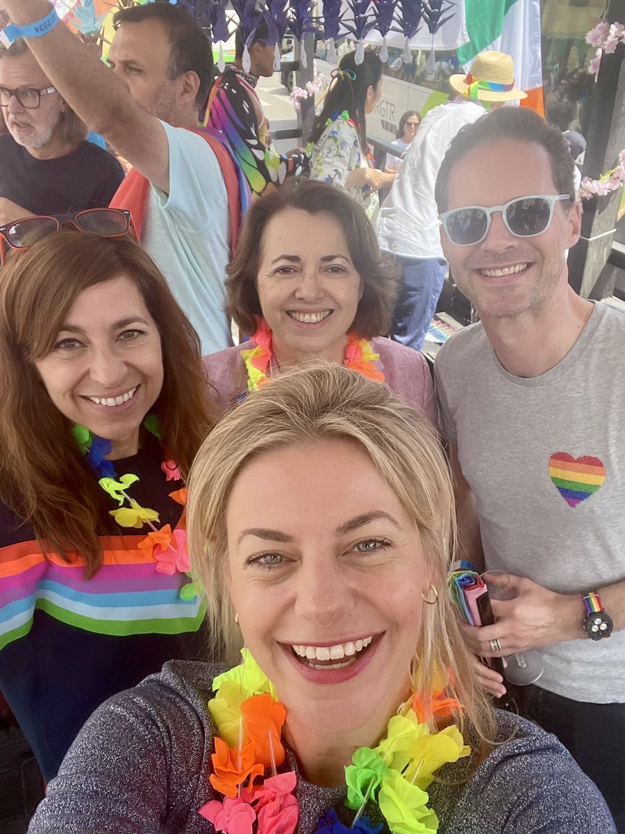 KuileLiz's tweet photo. 🌈🎉🇱🇺Happy vibes at the #equalitymarch - part of the #Luxembourgpride! Seize every opportunity to stress the importance to be able to love who you love, because #loveislove! ❤️🧡💛💚💙💜 #diplomatsforequality https://t.co/k2AgSEZx5Z