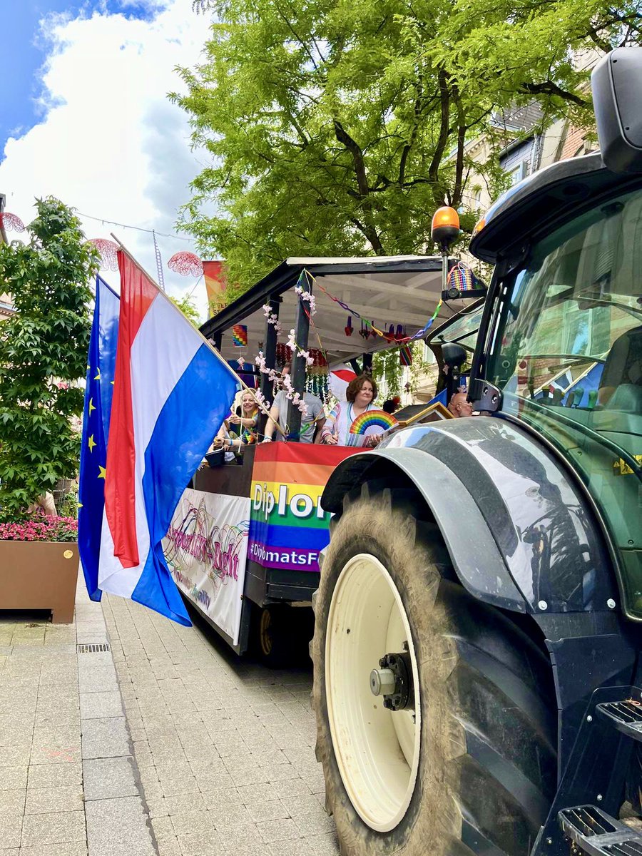KuileLiz's tweet photo. 🌈🎉🇱🇺Happy vibes at the #equalitymarch - part of the #Luxembourgpride! Seize every opportunity to stress the importance to be able to love who you love, because #loveislove! ❤️🧡💛💚💙💜 #diplomatsforequality https://t.co/k2AgSEZx5Z