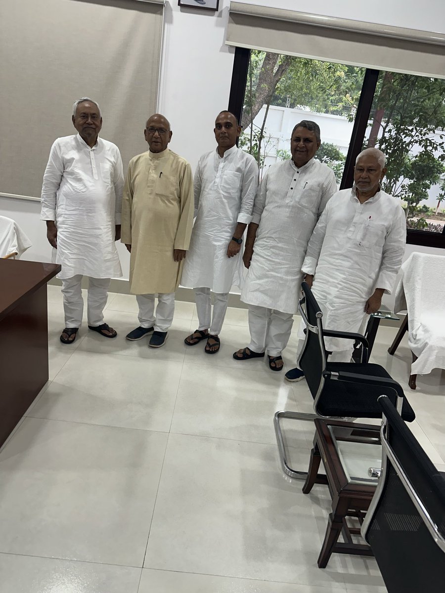 roysaryu's tweet photo. पटना मुख्यमंत्री निवास में @NitishKumar के साथ भेंट हुई. झारखंड विधानसभा के आगामी चुनाव में हमारी संभावित भूमिका के बारे में संक्षिप्त परंतु फलदायक चर्चा हुई. साथ में झारखंड विधानसभा चुनाव लड़ने पर सहमति बनी. शेष चुनावी औपचारिकताओं पर जद(यु) नेतृत्व शीघ्र निर्णय लेगा. https://t.co/knOobRz4aH