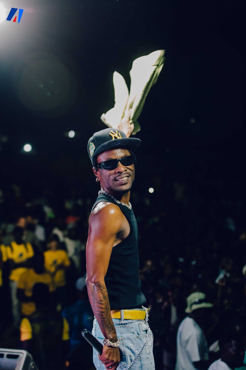 1/Retour en images sur la dernière journée de la #CaravaneBurundiUE qui s'est clôturée à @MairieBuja à #Kanyosha avec un concert. Plus de 3000 personnes étaient présentes pour applaudir @AAmagaba, @gapilvania, <a href="/DramaT17/">DramaT</a> et <a href="/satb257/">Sat-B</a> qui nous accompagné durant 5 jours