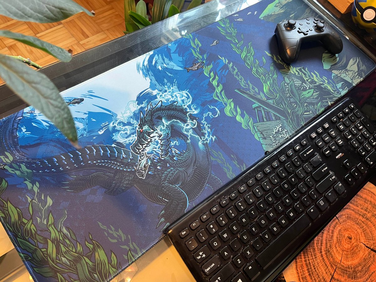 Delicious Abyssal Lagiacrus deskmat that arrived the day after Comic Con ended! Hence, it'll debut at Otakuthon.