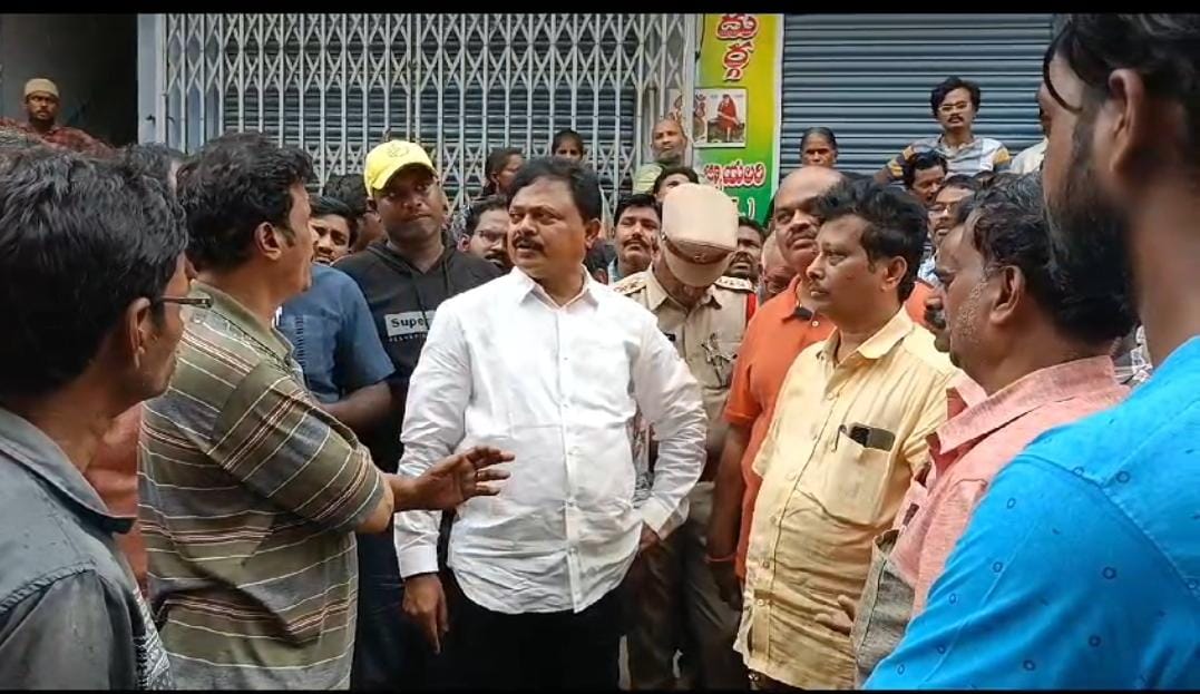 itdp_gudur120's tweet photo. గూడూరు పట్టణం కుమ్మర వీధిలో ఉన్న సూర్య ఫ్యాన్సీలో అగ్ని ప్రమాదం .... సంఘటనా స్థలానికి వెళ్లి
బాధితులను పరామర్శించిన ...
డా|| పాశిం సునీల్ కుమార్ గారు
శాసనసభ్యులు - గూడూరు
#PasimSuneelKumar
#NaraChandrababuNaidu
#HOPESUNEEL
#HOPEYASHP
#NaraLokesh
#JaiTDP
#gudur https://t.co/JRN53F4fIH