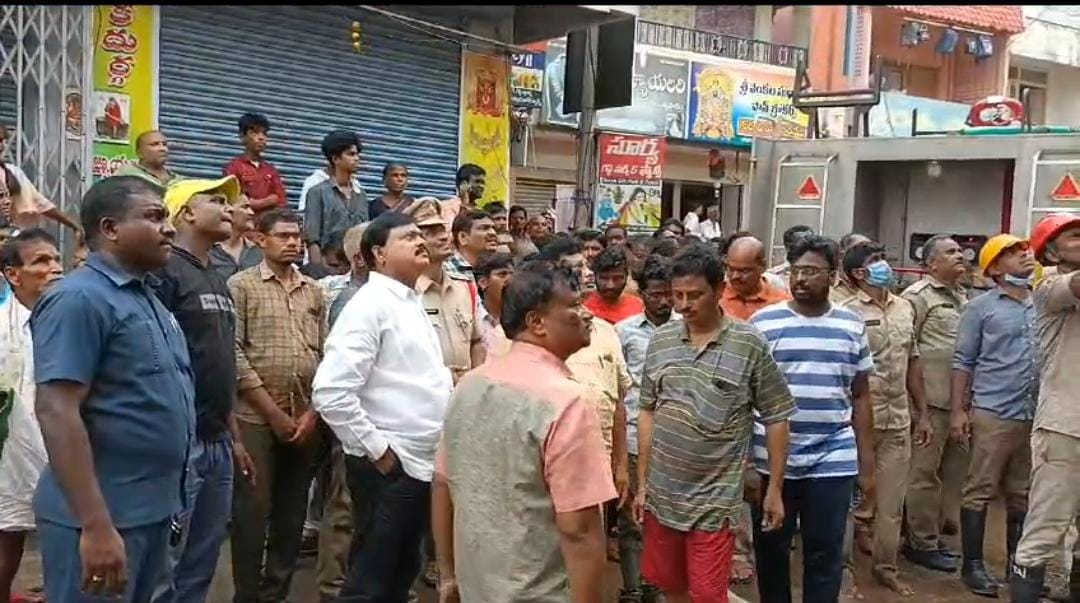 itdp_gudur120's tweet photo. గూడూరు పట్టణం కుమ్మర వీధిలో ఉన్న సూర్య ఫ్యాన్సీలో అగ్ని ప్రమాదం .... సంఘటనా స్థలానికి వెళ్లి
బాధితులను పరామర్శించిన ...
డా|| పాశిం సునీల్ కుమార్ గారు
శాసనసభ్యులు - గూడూరు
#PasimSuneelKumar
#NaraChandrababuNaidu
#HOPESUNEEL
#HOPEYASHP
#NaraLokesh
#JaiTDP
#gudur https://t.co/JRN53F4fIH