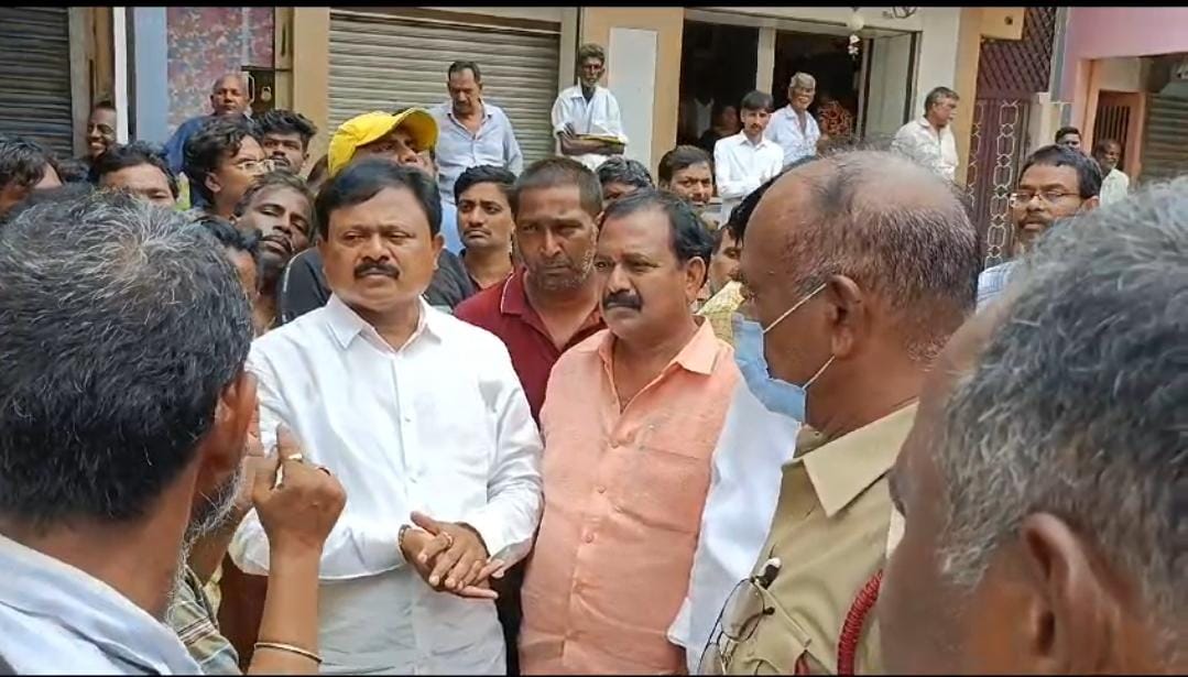 itdp_gudur120's tweet photo. గూడూరు పట్టణం కుమ్మర వీధిలో ఉన్న సూర్య ఫ్యాన్సీలో అగ్ని ప్రమాదం .... సంఘటనా స్థలానికి వెళ్లి
బాధితులను పరామర్శించిన ...
డా|| పాశిం సునీల్ కుమార్ గారు
శాసనసభ్యులు - గూడూరు
#PasimSuneelKumar
#NaraChandrababuNaidu
#HOPESUNEEL
#HOPEYASHP
#NaraLokesh
#JaiTDP
#gudur https://t.co/JRN53F4fIH