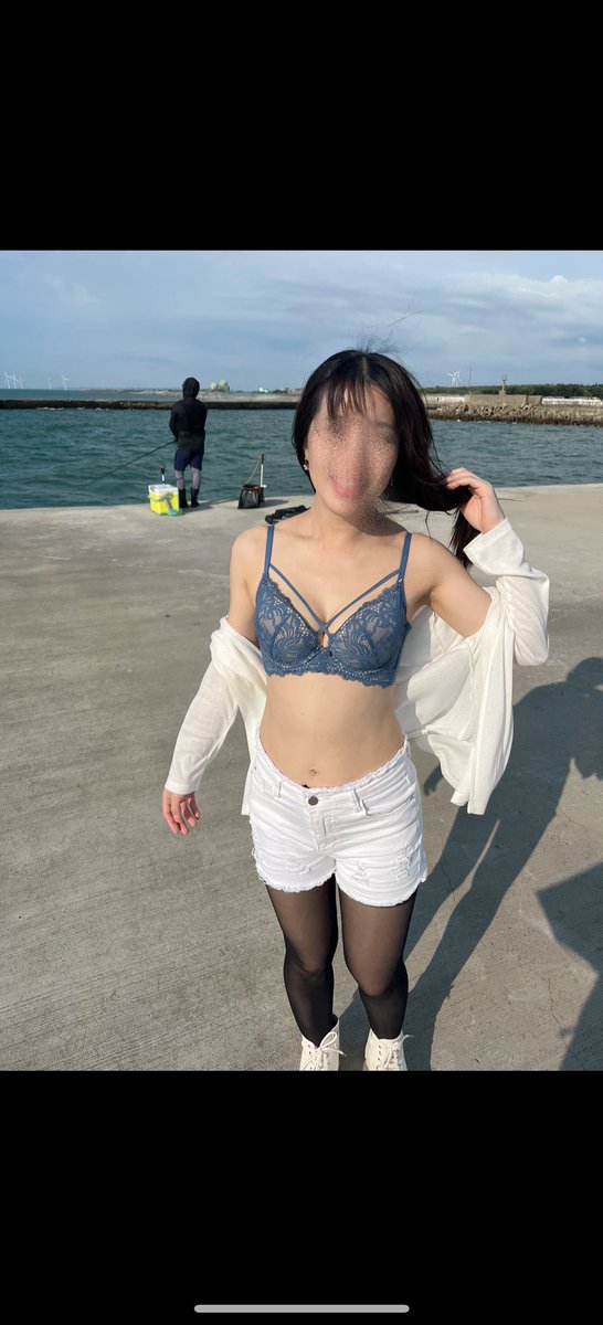 cola52000's tweet photo. 把握兩人難得的同時休假日時光跑去海邊看海吹吹海風，第一次只穿一件內衣走在路上，果然成功吸引不少路人的目光🤭 https://t.co/ObG3ru8Ivk