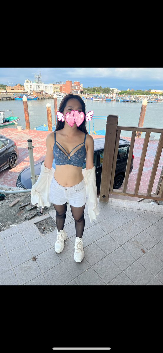 把握兩人難得的同時休假日時光跑去海邊看海吹吹海風，第一次只穿一件內衣走在路上，果然成功吸引不少路人的目光🤭