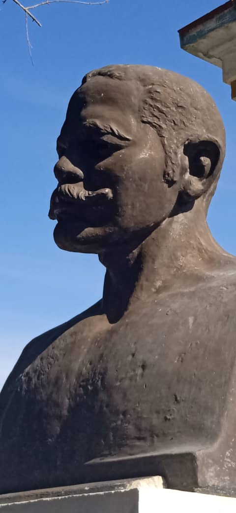 SucelF1's tweet photo. Desde el sitio donde el General Antonio Maceo libró la Batalla de Peralejo hace hoy 129 años, se desarrolló la colocación de ofrenda y acto de graduación de los estudiantes de la Escuela Taller de la Oficina del Historiador de #Bayamo.
#CubaViveEnSuHistoria
#MiMóvilEsPatria https://t.co/Vw2vngmH2i