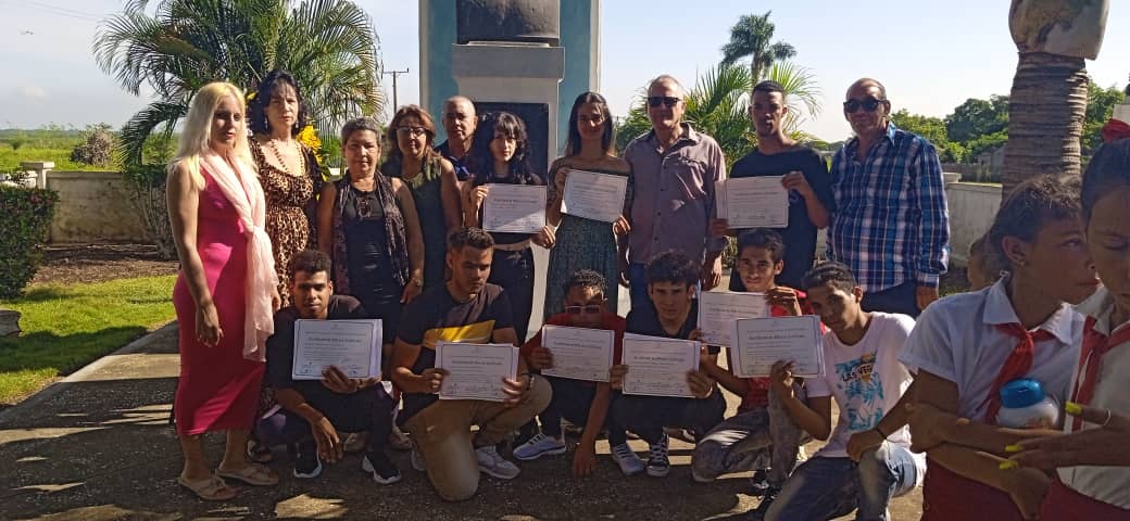 SucelF1's tweet photo. Desde el sitio donde el General Antonio Maceo libró la Batalla de Peralejo hace hoy 129 años, se desarrolló la colocación de ofrenda y acto de graduación de los estudiantes de la Escuela Taller de la Oficina del Historiador de #Bayamo.
#CubaViveEnSuHistoria
#MiMóvilEsPatria https://t.co/Vw2vngmH2i