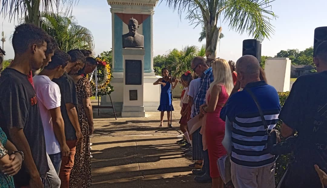 SucelF1's tweet photo. Desde el sitio donde el General Antonio Maceo libró la Batalla de Peralejo hace hoy 129 años, se desarrolló la colocación de ofrenda y acto de graduación de los estudiantes de la Escuela Taller de la Oficina del Historiador de #Bayamo.
#CubaViveEnSuHistoria
#MiMóvilEsPatria https://t.co/Vw2vngmH2i