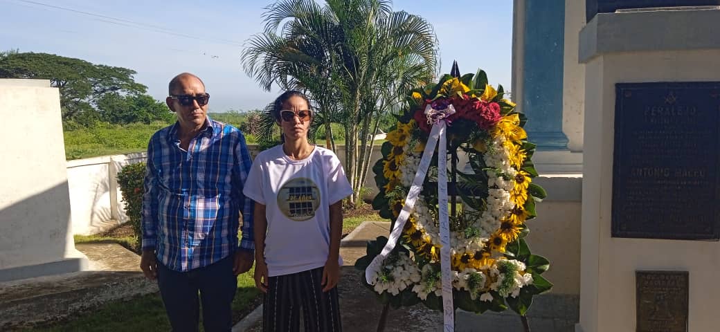 SucelF1's tweet photo. Desde el sitio donde el General Antonio Maceo libró la Batalla de Peralejo hace hoy 129 años, se desarrolló la colocación de ofrenda y acto de graduación de los estudiantes de la Escuela Taller de la Oficina del Historiador de #Bayamo.
#CubaViveEnSuHistoria
#MiMóvilEsPatria https://t.co/Vw2vngmH2i