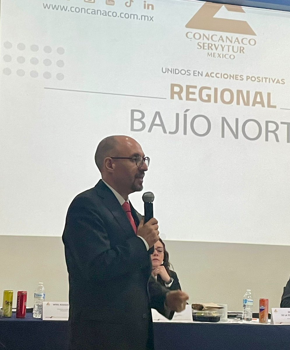 En la ciudad de Querétaro se llevó acabo la reunión regional Bajío norte de la CONCANACO en donde estuvo presente el presidente Nacional Dr. Octavio De La Torre, así como nuestro presidente FERNANDO DIAZ DE LEON, acompañado por algunos integrantes del Consejo directivo de SLP