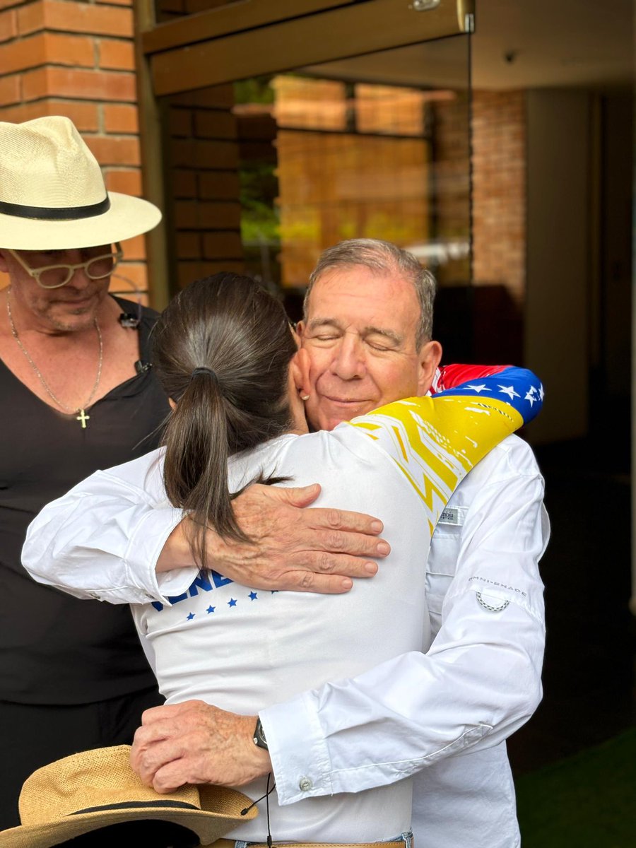 ConVzlaComando's tweet photo. ¡Se activó la llave! 🔑 🇻🇪

@MariaCorinaYA y @EdmundoGU juntos en Valencia.

¡Nos vemos en la Cedeño! 

#Carabobo, vamos a ganar. https://t.co/OsEtJnXL3a