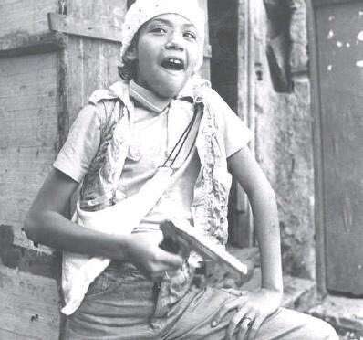 FotosDeFatos's tweet photo. Na capa do Jornal do Brasil, uma foto histórica revelava para o Brasil a falência da segurança pública na cidade maravilhosa.

Menina de 14 anos, conhecida como ‘Carlinha do Rodo’, soldado na guerra do tráfico entre Zaca e Cabeludo no morro Santa Marta/RJ.

Morreu aos 18 anos. https://t.co/UzMoDo7g1d