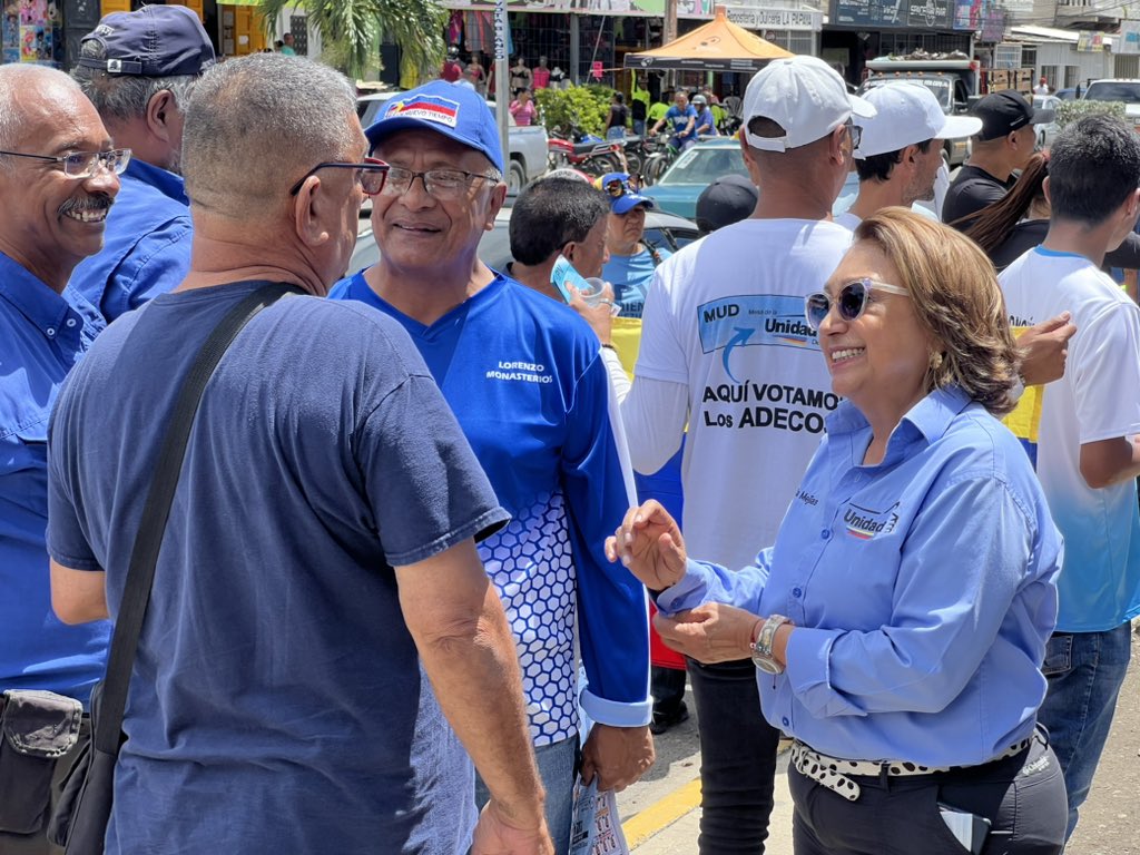 ADOrg_Laraof's tweet photo. #13Jul Desde el municipio Morán @SobellaMejias, @HenriFalconLara y @LenchoM  junto a los Factores Democráticos en Contacto Directo. Defensa del voto, participación masiva y organización esa es la clave para ganar este #28Jul con @EdmundoGU en la @unidadvenezuela. 

¡Votar por Edmundo González Urrutia en la Tarjeta de la Unidad!
