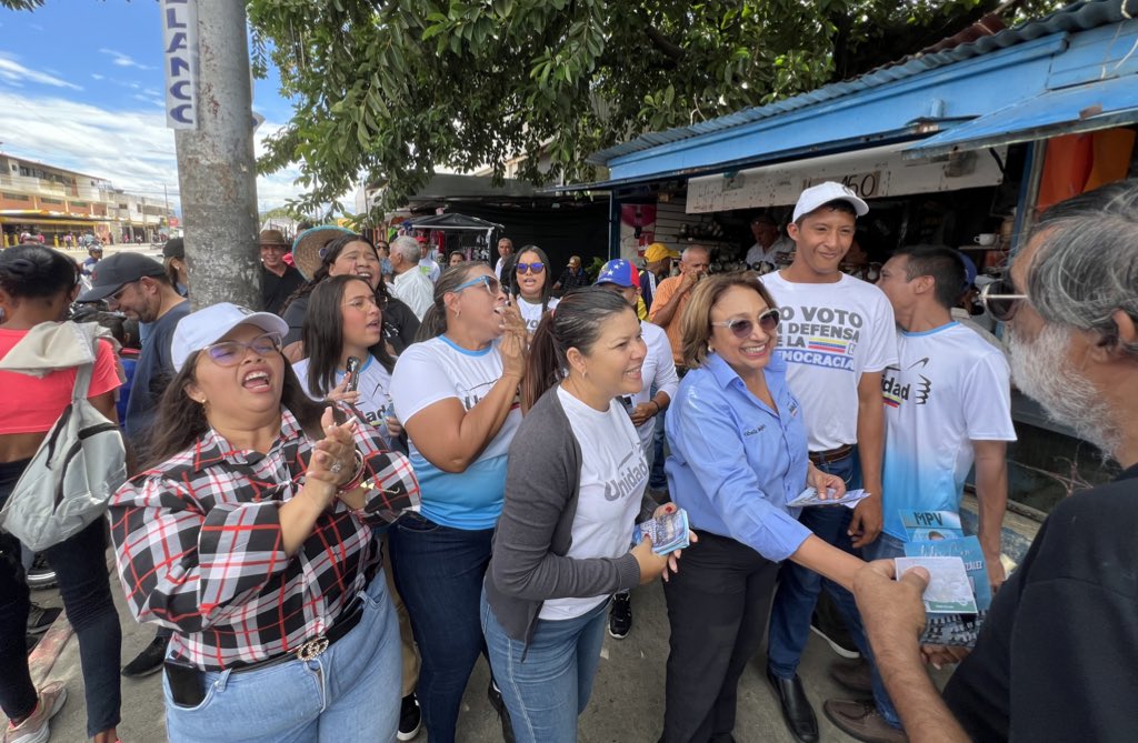 ADOrg_Laraof's tweet photo. #13Jul Desde el municipio Morán @SobellaMejias, @HenriFalconLara y @LenchoM  junto a los Factores Democráticos en Contacto Directo. Defensa del voto, participación masiva y organización esa es la clave para ganar este #28Jul con @EdmundoGU en la @unidadvenezuela. 

¡Votar por Edmundo González Urrutia en la Tarjeta de la Unidad!