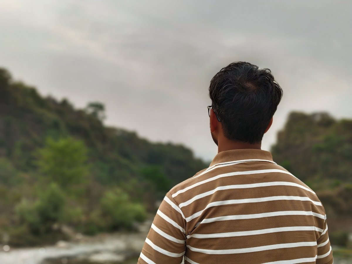 ansuni_diary's tweet photo. इंसानों की भीड़ में ख़ुद को ढ���ंढ रहे हैं दोस्त मेरे:) 
कही मिले अगर तुम्हारा पुराना यार तो हमे भी बताना यार...!!
🙂❣️🙃

#ansunidiary #EkAwaaz #EkKhawaab https://t.co/rG7hngHJih