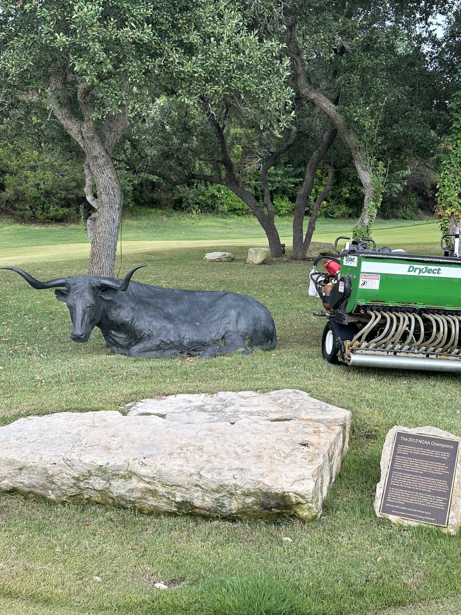 Alway a great day at  <a href="/UTGolfClub/">UT Golf Club</a>! Big thanks to <a href="/CMWade24/">Caleb Wade</a> for carrying on the Dryject tradition at this amazing course.  27 greens and done by 3:30pm.  Helps to have an awesome crew that keeps things moving! #DryJect #PoundSand
