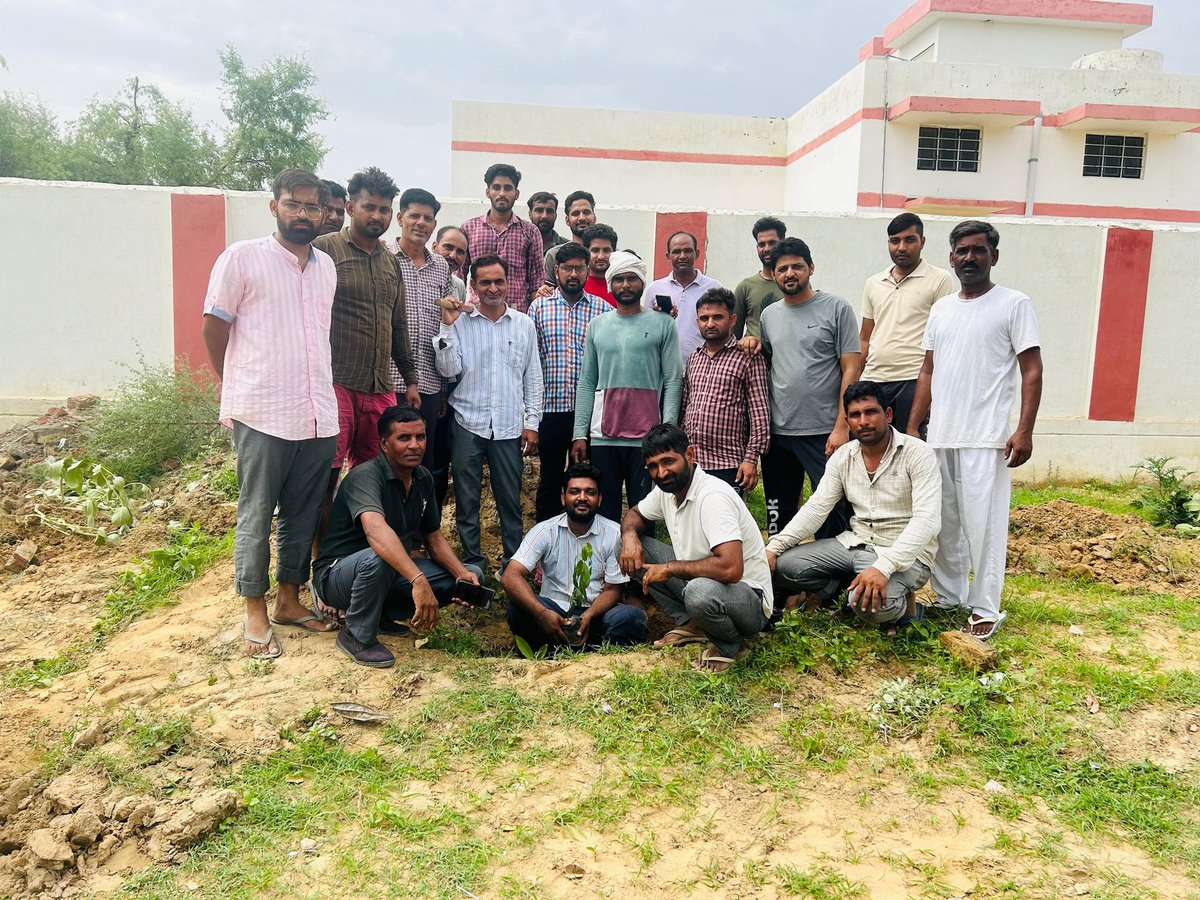 kaswanjp's tweet photo. आज हमारे गांव उत्तरादाबास में सभी साथियों व ग्राम वासियों के सहयोग से शमशान घाट से लेकर कन्या पाठशाला तक जामुन कोरिडोर बनाया गया है। जिसमे लगभग 100 पौधे जामुन के लगाए गए है। विशेष सहयोग बड़े भाई मनीष कस्वां का रहा। https://t.co/1kJ664ZQkF