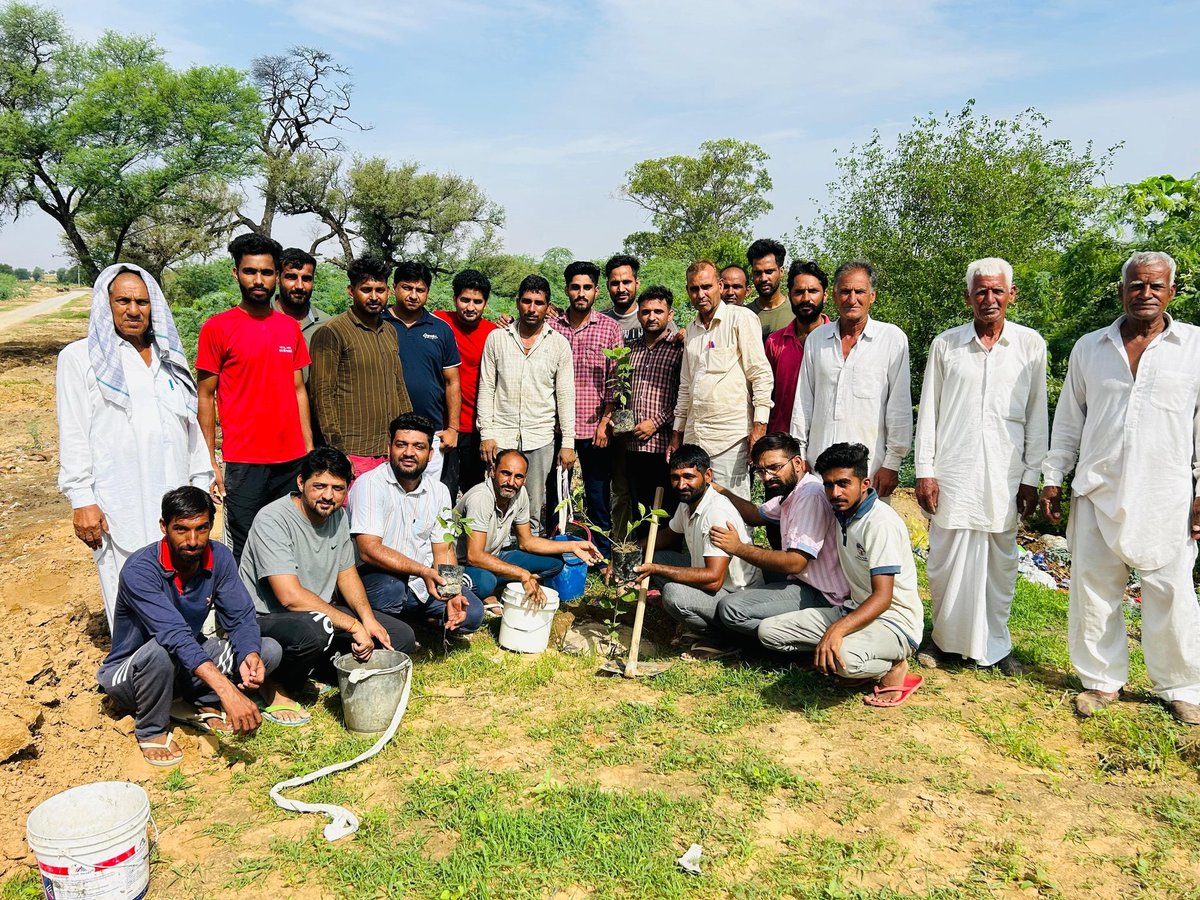 kaswanjp's tweet photo. आज हमारे गांव उत्तरादाबास में सभी साथियों व ग्राम वासियों के सहयोग से शमशान घाट से लेकर कन्या पाठशाला तक जामुन कोरिडोर बनाया गया है। जिसमे लगभग 100 पौधे जामुन के लगाए गए है। विशेष सहयोग बड़े भाई मनीष कस्वां का रहा। https://t.co/1kJ664ZQkF