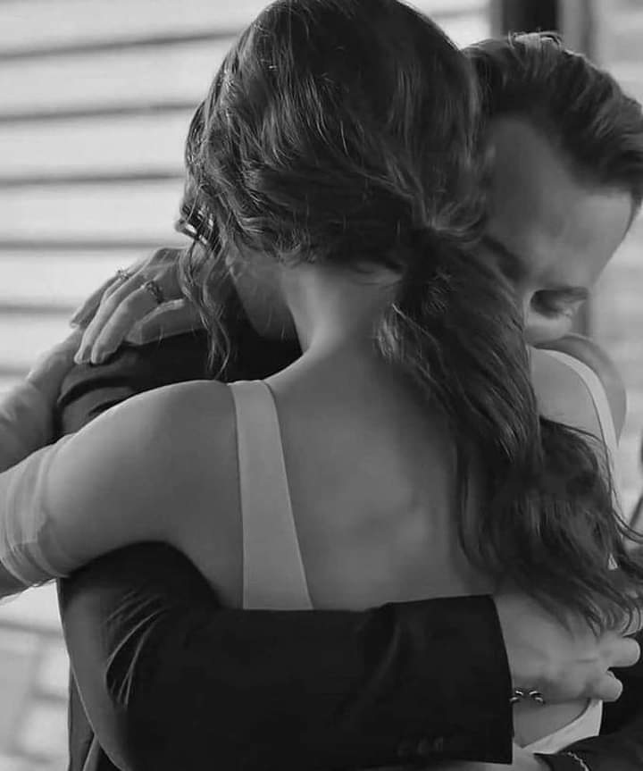 Hola buenos dias💖Es una gran verdad......
" Uno de los mejores sentimientos del Mundo es.....
Cuándo abrazas a la persona que Amas......
Y ella te abraza aún más Fuerte......y te hace sentir que no estas Sola en la Vida.....
Y que cuentas con Alguien en todo momento "💖💕💖💕💖