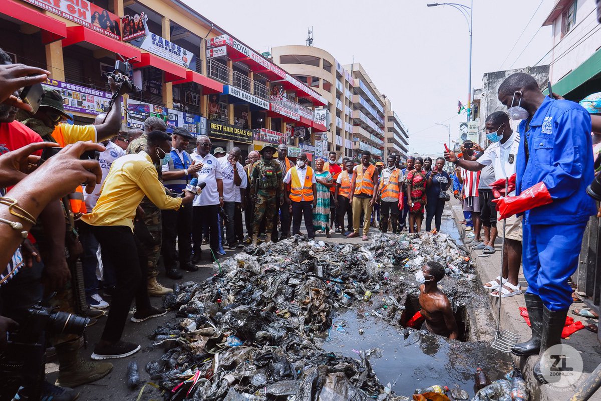 ZoomlionLtd's tweet photo. Ga Mantse Nii Tackie Teiko Tsuru II, leads the clean-up efforts dubbed ‘Clean to Celebrate’, inspecting the first phase of our cleaned communities, including Ga Mashie, Mantse Agbona, Circle enclave, Agbogbloshie, Rawlings Park, CMB, Makola, and more.
#Zoomlion #HomowoCleanUp https://t.co/22DgQRukEI