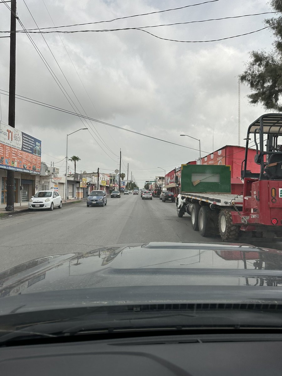 ManoloHamdan's tweet photo. Calzada Abastos. Que vergüenza de condiciones tenemos en nuestras Calles. Ni una sola linea pintada, mucho menos zebras peatonales ni señalamientos en los pavimentos. @MunicipioTRC #SIMV https://t.co/IvVsYV1J92