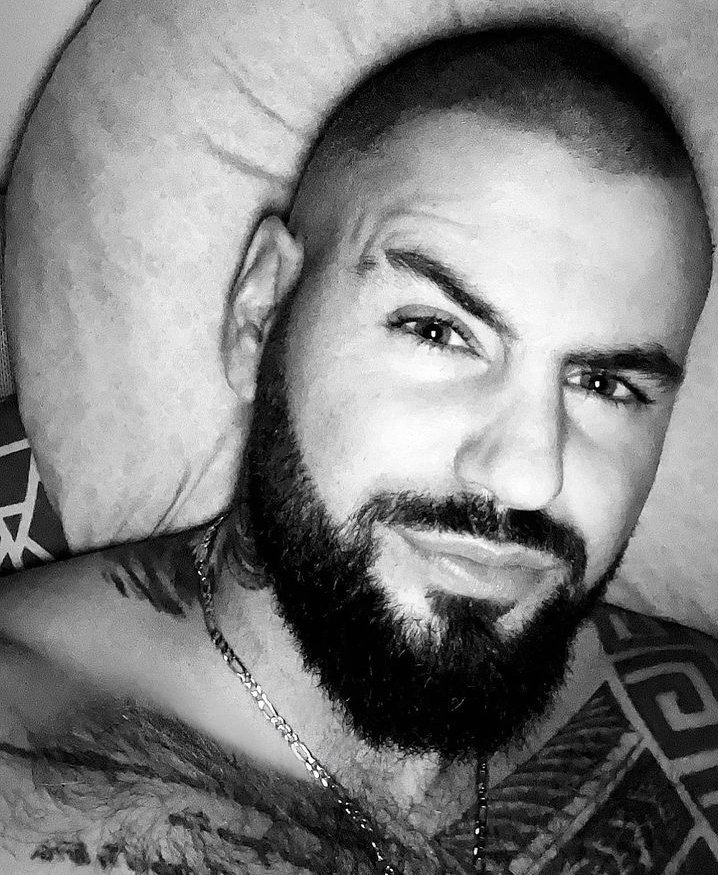 thxfls1978's tweet photo. UWAGA ‼️ WOJTEK GOLA USUNAL Z INSTAGRAMA SWOJE IKONICZNIE ZDJECIE W STYLU CHAMPAGNE PAPI, TERAZ TO UNIKATOWY PHOTO CARD https://t.co/QWg6bu9Vdp