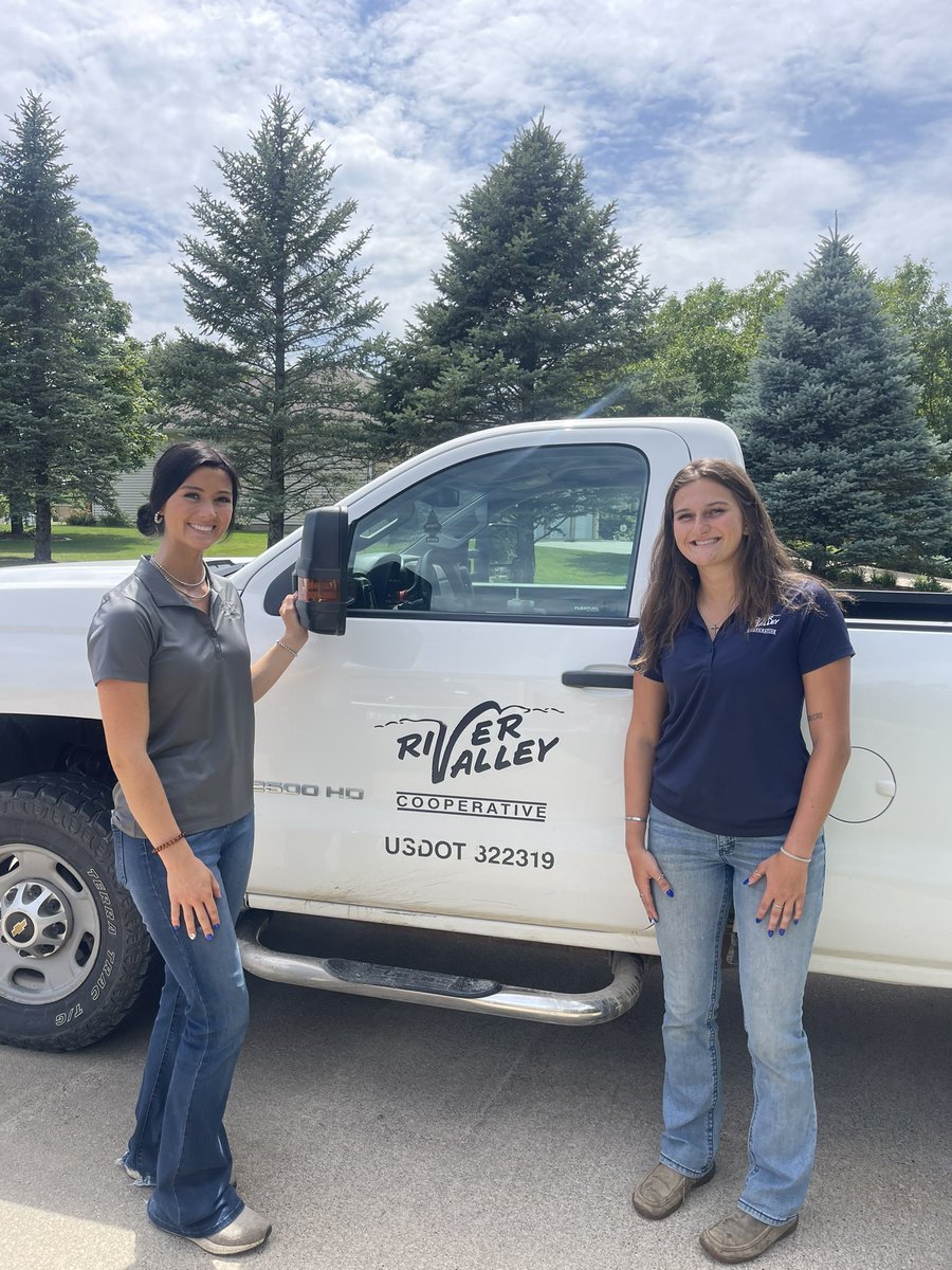 rvcinterns's tweet photo. Recently intern Brenna Wilkins & myself have gone out talking to RVC customers and growers about not only products, but also the customer portal! Growers enjoy having whatever they might need at their fingertips!
#RVCintern #customerportal #agisimportant
-CW https://t.co/HllFNTUNZt