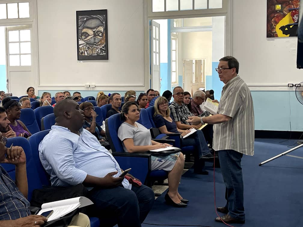En sesión ordinaria de la Asamblea Municipal de 10 de Octubre, realicé presentación de los serios daños causados por el #BloqueoGenocida de EEUU al pueblo cubano, con énfasis en las afectaciones al funcionamiento de los servicios básicos de nuestro municipio.

#MejorSinBloqueo