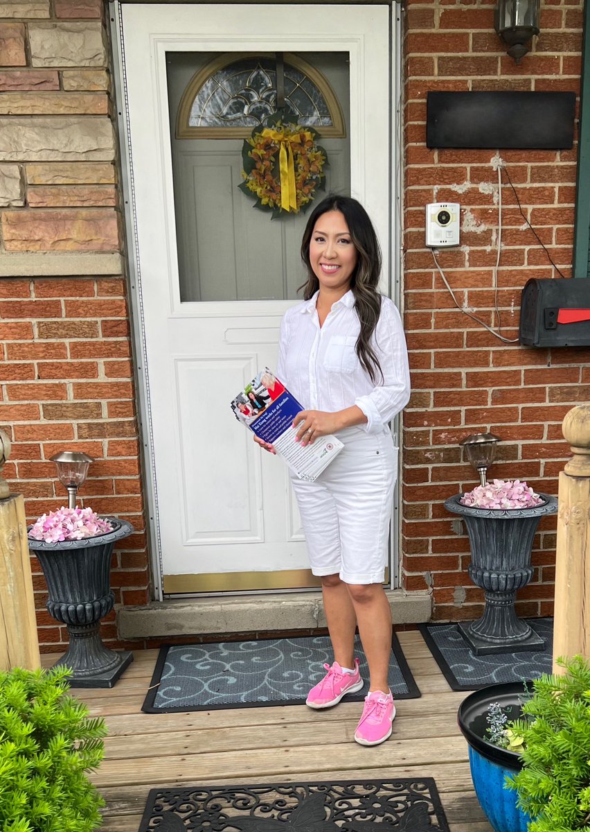 MaiXiongMI's tweet image. 👋 A little updated 🧵 to get you caught up:
My name is pronounced “My Song”
I am a mom of 4, Hmong-American, and former refugee, small business owner, now serving in public office and campaigning for re-election.