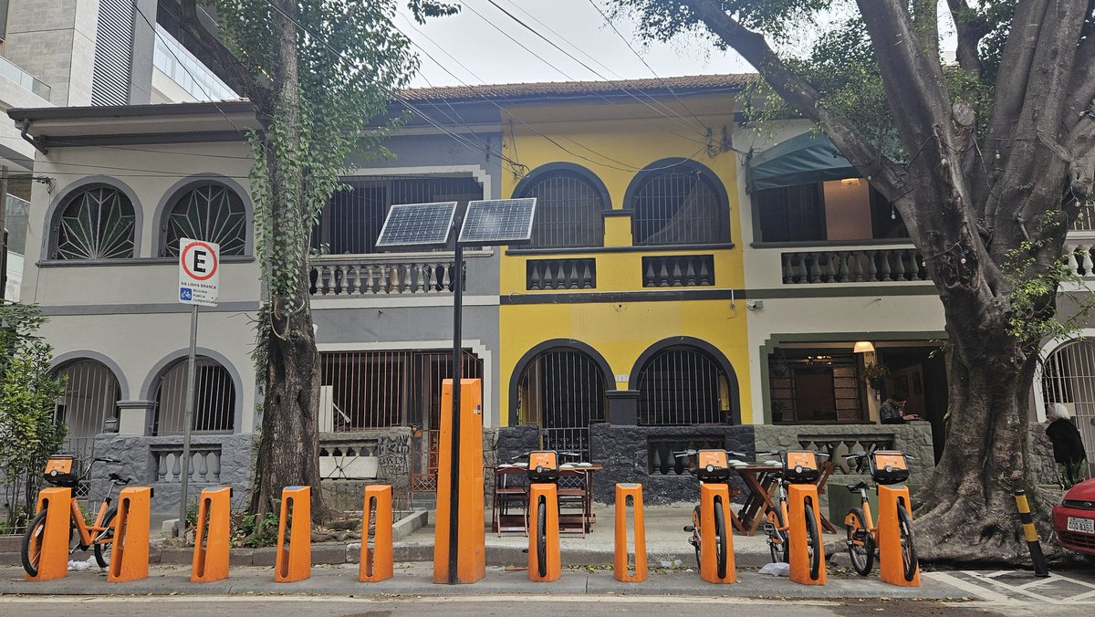 Arthurazp's tweet photo. Uma das poucas casas que sobraram em Pinheiros...de resto, tudo prédio espelhado. Apreciem enquanto é tempo. https://t.co/JMtyVPp0Ji