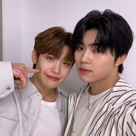 ZB1_ARISTOCATZ's tweet photo. 💌 wishing our shining main vocal kim taerae a very joyous and happy birthday 🥳 we love you taerae and i cannot wait to see what the future has in store for you 🥹🩷

ROCKSTAR TAERAE DAY 
#HAPPYKIMTAERAEDAY 
#OurLittleRockstarKimTaerae 
#더바랄게없는_태래의_생일 https://t.co/YdDVycSgCY